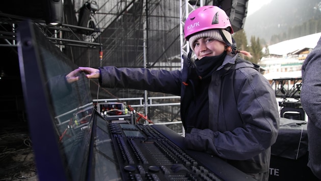 Isabelle Hörmann arbeitet fest am Bühnenbau mit: Der Aufbau ist voll im Gang. (Bild: Tröster Andreas)