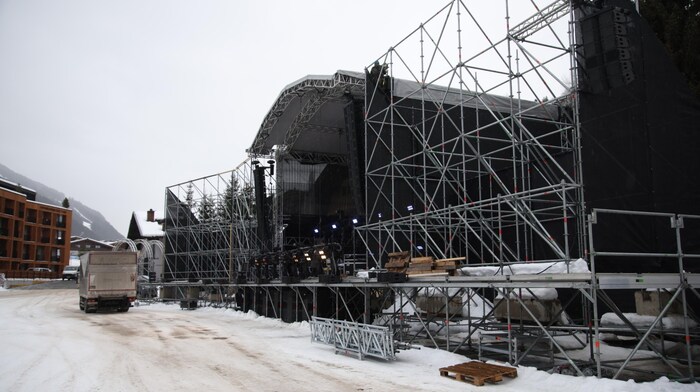 Soon to be set up: The giant stage on the Hinterglemm Medal Plaza.