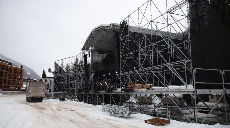 Bald fertig aufgebaut: Die Riese-Bühne auf der Hinterglemmer Medal-Plaza. (Bild: Tröster Andreas)