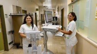 Maria Camila Mantilla-Florez und Sofia San Martin-Tordecilla sind mittlerweile hochgeschätzte Pflegekräfte. Die Salzburger Landeskliniken haben sie in Kolumbien angeworben. (Bild: Tschepp Markus)