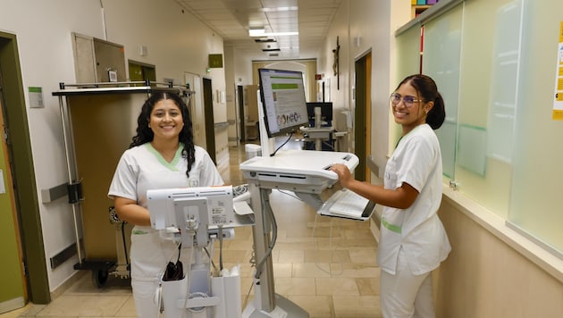 Maria Camila Mantilla-Florez and Sofia San Martin-Tordecilla are now highly valued nursing staff. The Salzburg regional hospitals recruited them in Colombia. (Bild: Tschepp Markus)