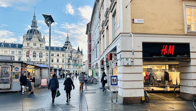 The H&amp;M store on the main square in Graz will close this year. (Bild: Christoph Hartner)