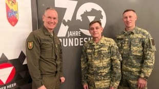 Ausblick auf 2025 mit 70 Jahre Bundesheer (v. li.): Gasser, Schadenböck und Oberst Christian Luipersbeck, Jägerbataillon 19. (Bild: Grammer Karl)