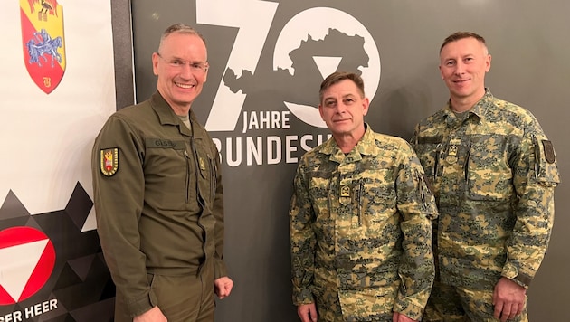 Looking ahead to 2025 with 70 years of the Austrian Armed Forces (from left): Gasser, Schadenböck and Colonel Christian Luipersbeck, Jägerbataillon 19. (Bild: Grammer Karl)