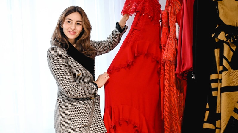 Designerin Fatma Sahin mit Einblicken in ihre Kollektion. Rot ist neben Schwarz sehr gefragt.  (Bild: Wenzel Markus/Markus Wenzel)