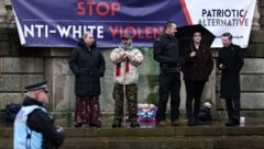 Demonstranten versammelten sich am Donnerstag vor dem Gericht in Liverpool. (Bild: APA/AFP/Darren Staples)