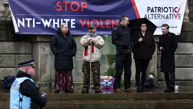 Demonstranten versammelten sich am Donnerstag vor dem Gericht in Liverpool. (Bild: APA/AFP/Darren Staples)