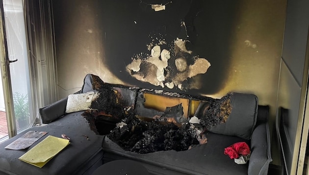 Das Feuer zerstörte das Sofa in der Wohnung im achten Stock des Steyrer Hochhausesю  (Bild: FF Steyr)