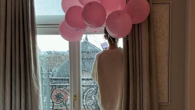 Ariana Grande feierte ihre erste Oscar-Nominierung mit einem Kinderfoto und rosaroten Luftballons. (Bild: instagram.com/ethanslater)