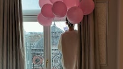 Ariana Grande feierte ihre erste Oscar-Nominierung mit einem Kinderfoto und rosaroten Luftballons. (Bild: instagram.com/ethanslater)