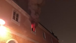 In den frühen Morgenstunden qualmte es aus der Wohnung. (Bild: Feuerwehr Kapfenberg-Stadt)