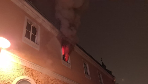 Smoke was billowing from the apartment in the early hours of the morning. (Bild: Feuerwehr Kapfenberg-Stadt)