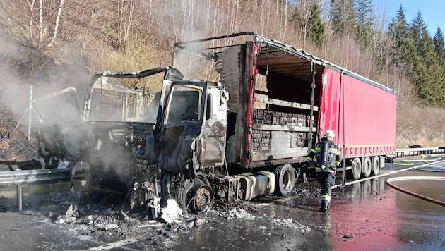 The truck was almost completely burnt out. (Bild: FF Deutschfeistritz)