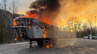 Bei Eintreffen der Polizei stand der Lkw-Sattelauflieger bereits in Vollbrand (Bild: ZOOM.TIROL)