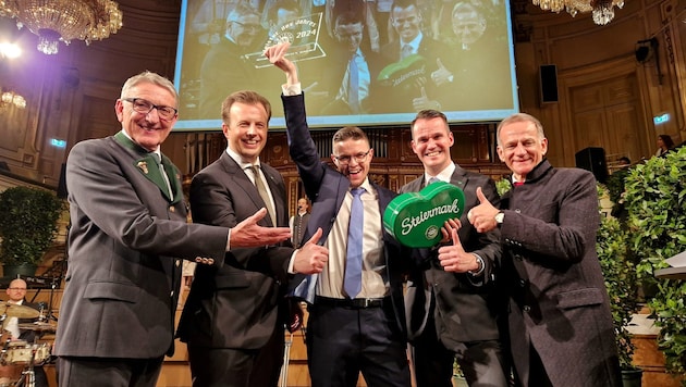 Delighted with the title (from left): WKO Styria President Josef Herk, Provincial Councillor Karlheinz Kornhäusl (ÖVP), graduate Admir Suljic, Provincial Councillor Stefan Hermann (FPÖ) and Hermann Talowski (Chairman of the Trade and Crafts Division) (Bild: WKO/Lugger)