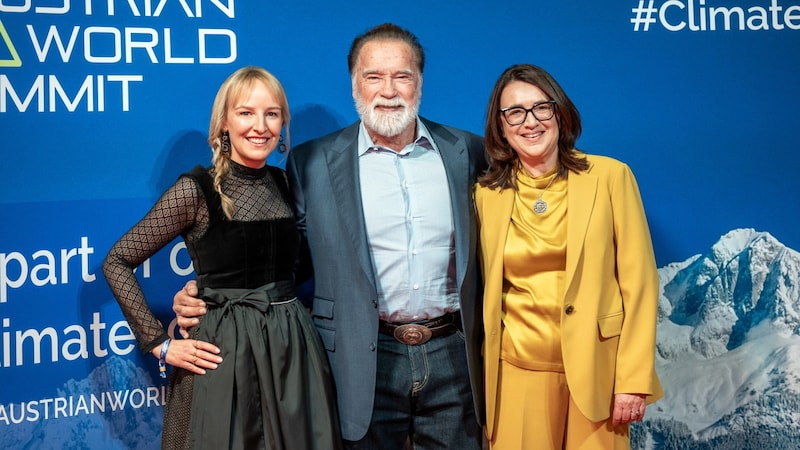 Arnold Schwarzenegger posierte mit Stanglwirt-Juniorchefin Maria Hauser und  „Schwarzenegger Climate Initiative“-Direktorin Monika Langthaler (Bild: APA/EXPA/JOHANN GRODER)