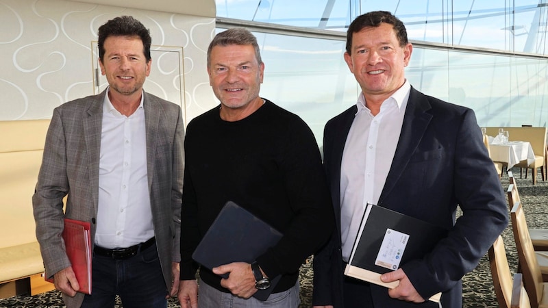 The heads of Graz Airport, Wolfgang Grimus (left) and Jürgen Löschnig (right), are pleased about the good cooperation with Eurowings boss Jens Bischof. (Bild: Jauschowetz Christian)