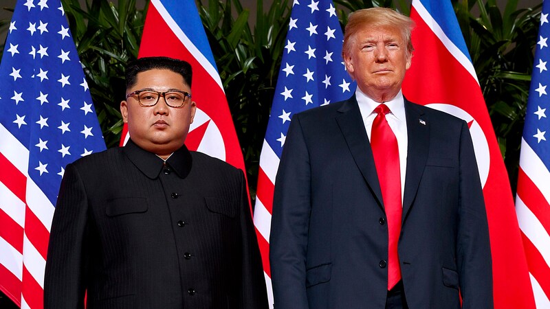 Kim and Trump at a meeting in Singapore in 2018 (Bild: APA/AP)