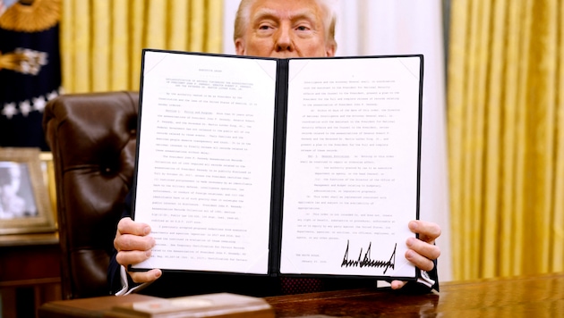 Since taking office, Trump has signed a series of executive orders. (Bild: APA/Getty Images via AFP/GETTY IMAGES/Anna Moneymaker)