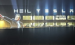 Die umstrittene Musk-Geste zierte die Tesla-Gigafactory im deutschen Grünheide.