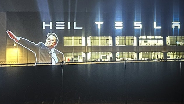 Die umstrittene Musk-Geste zierte die Tesla-Gigafactory im deutschen Grünheide. (Bild: x.com/Led By Donkeys)