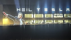 Die umstrittene Musk-Geste zierte die Tesla-Gigafactory im deutschen Grünheide. (Bild: x.com/Led By Donkeys)