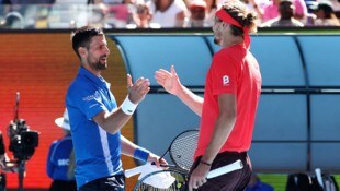 Djokovic gibt auf, Zverev steht im Finale. (Bild: AFP/APA/Martin KEEP)