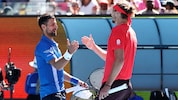 Novak Djokovic (li.) bietet Alexander Zverev seine Unterstützung an.