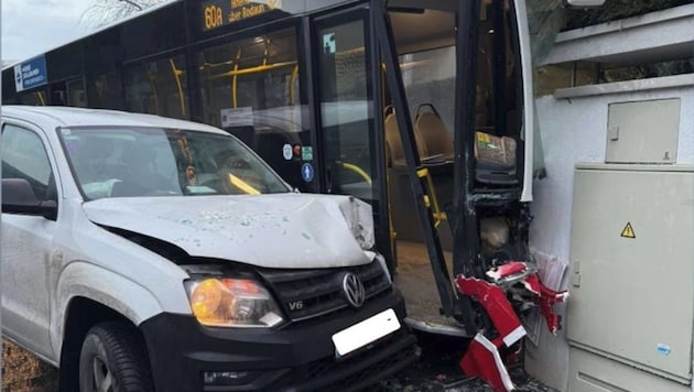 The front of the bus was severely dented in the accident. (Bild: Leserreporter)