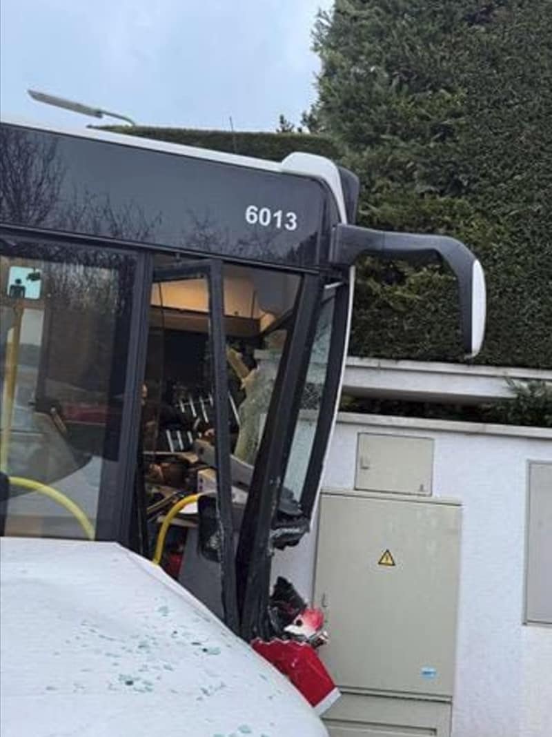 Der Bus fuhr mit voller Wucht in ein Trafohaus.  (Bild: Leserreporter)