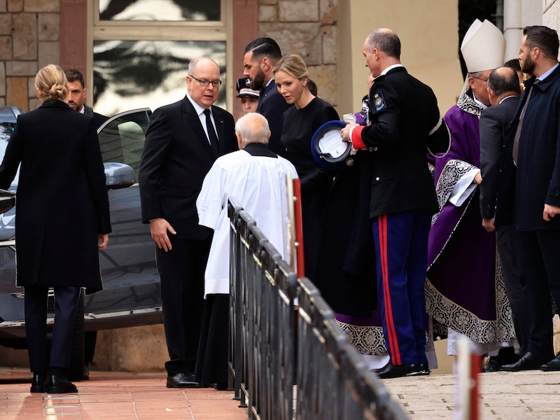 Albert and Charlène mourn the tragic loss of their friend. (Bild: APA/AFP/Valery HACHE)