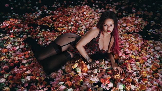 Rihanna knows what makes her fans happy and poses in mega sexy Valentine's Day lingerie. (Bild: instagram.com/badgalriri)