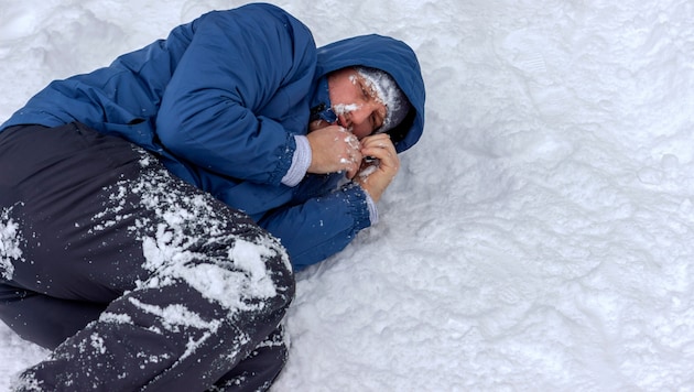 Extreme Kälte kann schnell gefährlich werden, starke Unterkühlung und Erfrierungen drohen. (Bild: Jelena Stanojkovic/stock.adobe.com)