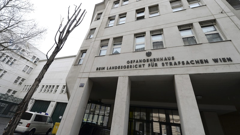 The "Gray House" - the Vienna-Josefstadt prison where René Benko is currently awaiting the decision on his pre-trial detention. (Bild: picturedesk.com/ROLAND SCHLAGER / APA / picturedesk.com)