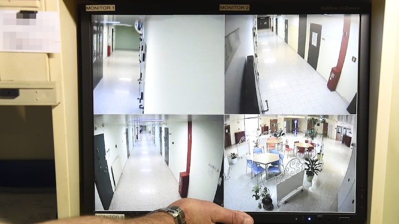 In the Josefstadt prison, not only the corridors and common areas but also some of the cells are under video surveillance. (Bild: picturedesk.com/HELMUT FOHRINGER / APA / picturedesk.com)