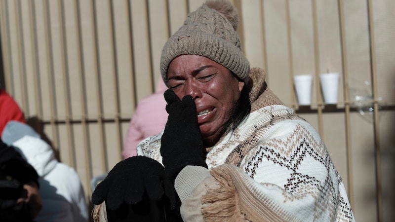 Colombian migrant Margelis Tinoco (48) cries - she was rejected by the USA. (Bild: ASSOCIATED PRESS)