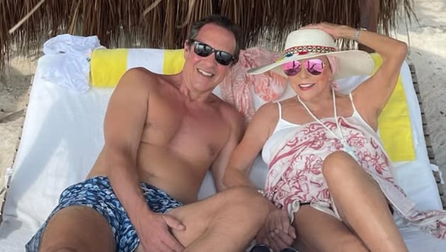 Joan Collins on vacation with her husband in a swimsuit. (Bild: instagram.com/joancollinsdbe)