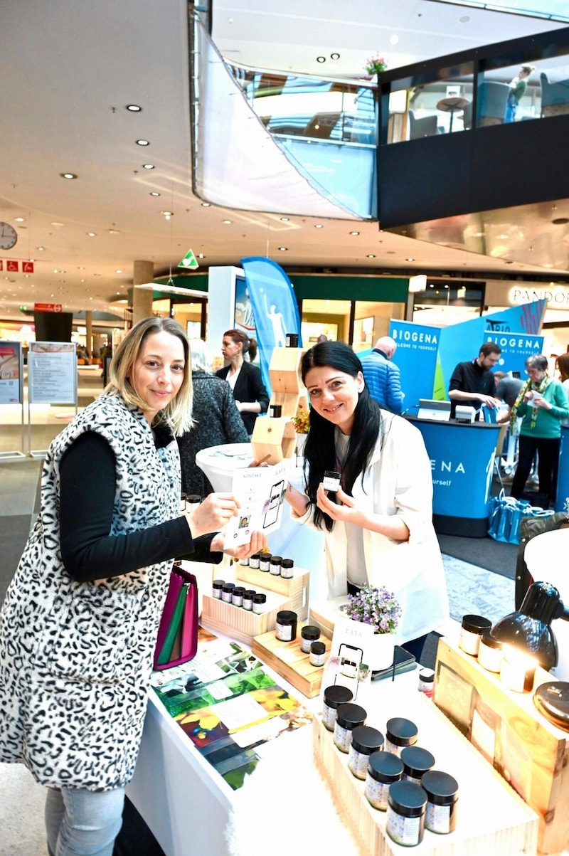 Maria Pavić (li.) mit ihrer Heilsalbe für jegliche Beschwerden. (Bild: Evelyn Hronek/EVELYN HRONEK)