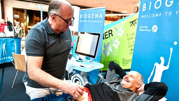 Am Stand von „Biogena“ wird untersucht! Schneller und unkomplizierter Knochendichtecheck und ...