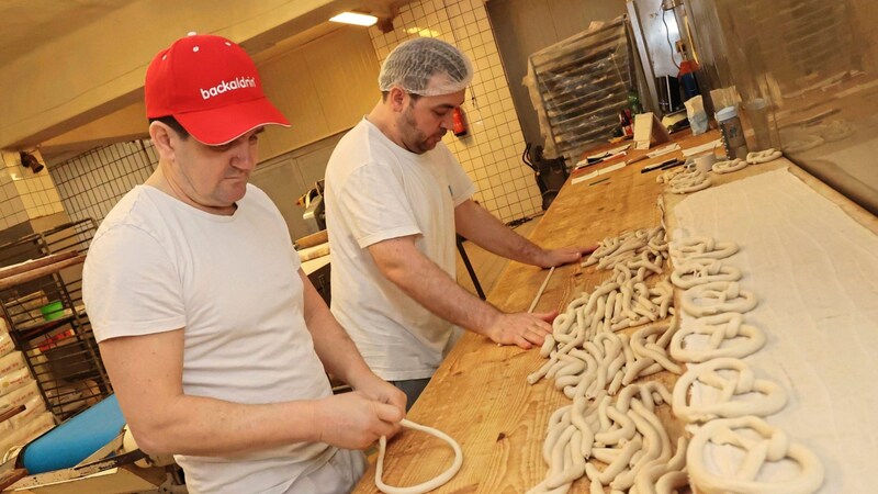 Ernst Traby (left) and his colleague shape the pretzel with ease (Bild: Jauschowetz Christian/Christian Jauschowetz)