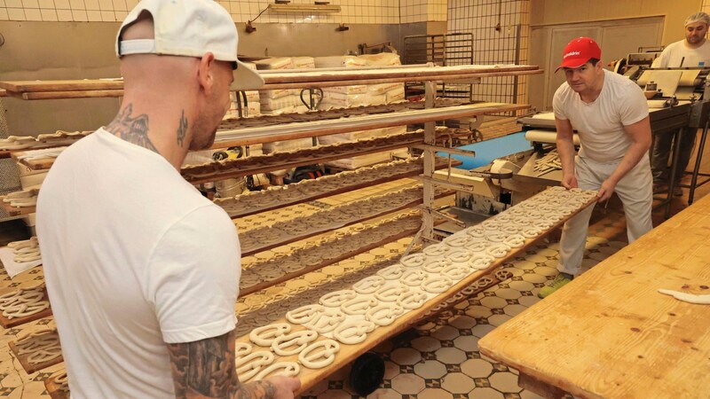 And off it goes into salted water to cook (Bild: Jauschowetz Christian/Christian Jauschowetz)