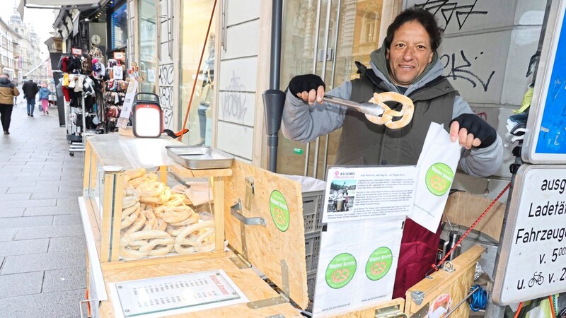 Hansjörg Mackeldey has been selling pretzels since 1989, whatever the weather - and is himself unique in Graz. So many people know him, he stands at the Iron Gate (Bild: Jauschowetz Christian/Christian Jauschowetz)