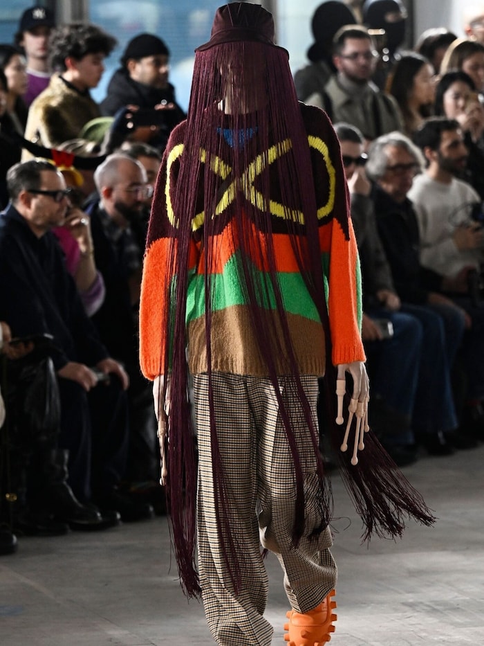 Auch der Fliegenvorhang-Hut von Walter Van Beirendonck ist ein echter Hingucker.