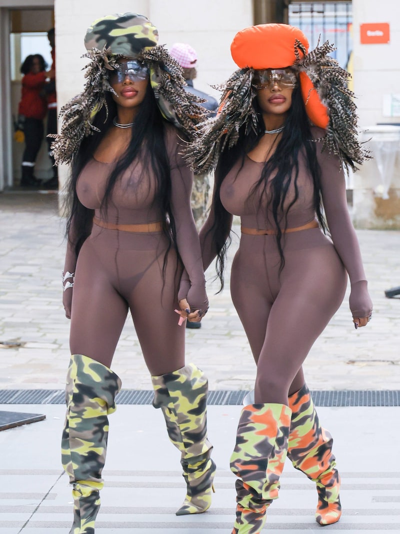 Einen Look, der wohl auch Kanye Wests Ehefrau Bianca Censori gefallen könnte, präsentierten die Clermont-Twins in Paris. (Bild: picturedesk.com/JM HAEDRICH / Action Press/Sipa )