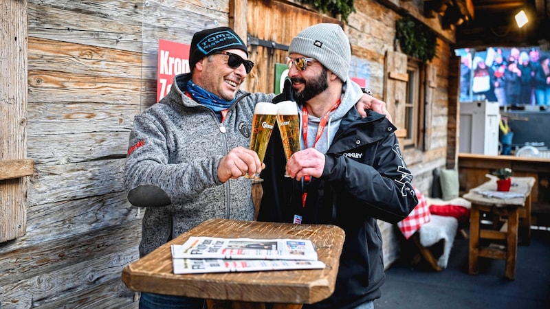 "We are Tom and Tom," said "Krone" winner Thomas Schneidinger (right), introducing himself and his namesake and companion. They were greeted with a beer. (Bild: Wenzel Markus)