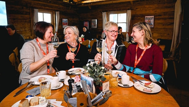 Two mother-daughter teams met for breakfast: Priska Höllrigl and mom Marianna Weiß toast with Hedwig and daughter Michaela Laichner (from left). (Bild: Wenzel Markus)