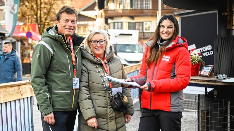 Gerhard and Manuela Angerer were greeted by hostess Leonie (right). The joy was huge. "He was screaming," Manuela smiles at her husband's reaction. (Bild: Wenzel Markus)