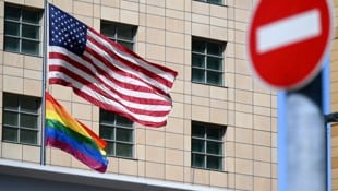 Regenbogenflaggen, wie hier im Jahr 2022 auf der US-Botschaft in Moskau, dürfen nicht mehr gehisst werden. (Bild: APA/AFP/Natalia KOLESNIKOVA)