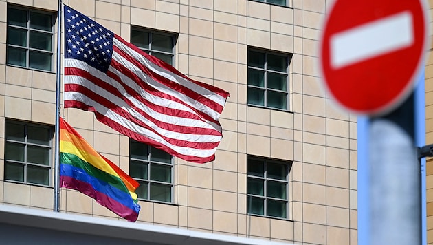 Regenbogenflaggen, wie hier im Jahr 2022 auf der US-Botschaft in Moskau, dürfen nicht mehr gehisst werden. (Bild: AFP/Natalia KOLESNIKOVA)