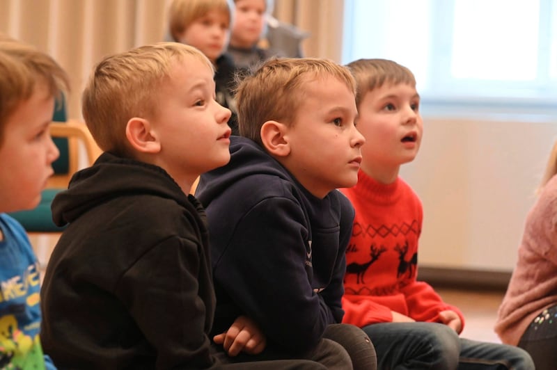 Gespannt lauschten die Kinder den Geschichten die Leseonkel Christian vorlas. (Bild: Evelyn Hronek/EVELYN HRONEK)